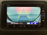 バックでの車庫入れも安心です! リアカメラが付いているバックモニター付のナビを装備しております。操作線もついており距離感も画面から確認できます。