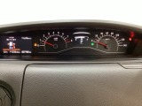 スピードメーターとタコメーターを大きく配した見やすいメーター部になっています。左側のインフォメーション画面でオドメーターや燃費などの情報を確認できます。