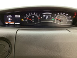 スピードメーターとタコメーターを大きく配した見やすいメーター部になっています。左側のインフォメーション画面でオドメーターや燃費などの情報を確認できます。