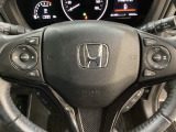 ハンドルにHondaセンシング系のクルーズコントロールやレーンキープアシストなどのスイッチと、オーディオの操作スイッチが装備されています。ハンドルから手を離さず安全に操作できます。
