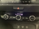 オートエアコンがついてますので、簡単操作で快適に過ごせます。リア熱線のスイッチの中に、雪道に対応したサイドミラーヒーターも入っています。