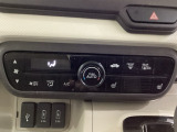 オートエアコンがついてますので、簡単操作で快適に過ごせます。リア熱線のスイッチの中にサイドミラーヒーターも入っています。パネル内のシートヒータースイッチは前席の左右別々に2段階で温度設定ができます。