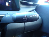 オートライト機能が装備されており暗い場所に入ると車両が検知しライトのON・OFFを自動的に切り替えてくれますので非常に便利な装備です♪
