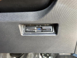 【ETC】有料道路を利用する際に料金所で停止することなく通過できる、ETC車載器(ノンストップ自動料金収受システム機器)が装備されています。セットアップを行うことで利用可能になります。