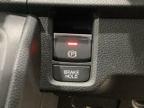 セレクトレバーの右に電子制御パーキングブレーキがあります。スイッチひとつで、停車した地点の傾斜などをシステムが検知・判断してブレーキ力を自動的に最適制御し、しっかり停車できるパーキングシステムです。