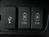 USBジャック搭載☆右側2つは急速充電に対応しているほか、左側は純正ナビと連動しているため、音楽再生も可能です♪