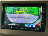 【バックカメラ】駐車時に後方がリアルタイム映像で確認できます。大型商業施設や立体駐車場での駐車時や、夜間のバック時に大活躍!運転スキルに関わらず、今や必須となった装備のひとつです!