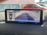 車両の前後左右にある4つのカメラを合成することで、まるでご自身のクルマを空から見ているような俯瞰での映像を映し出してくれます。バック時ももちろんのこと、前進時に視界の悪い交差点でも役に立ちますね。