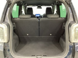 開口部も広く荷物の積み下ろしもしやすいお車となっております。シートの背もたれは5:5の割合で分割して可倒できるので、長いお荷物などを載せることもできます。