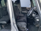 フロントシートです!!ベンチシートなので座席の移動もスムーズに出来ます!!足元も広く運転も楽ですよ!!