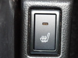 運転席シートには、シートヒーターが付いてるので、寒い時期にはありがたい装備です。