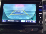 バックでの車庫入れも安心です! リアカメラが付いているバックモニター付のナビを装備しております。操作線もついており距離感も画面から確認できます。