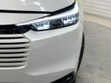 【LEDヘッドライト】悪天候や夜間走行時も良好な視界を確保し安心して運転できる高輝度LEDヘッドライトを装備!点灯速度が早く、消費電力も抑えられています。