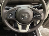 ハンドルにHondaセンシング系のクルーズコントロールやレーンキープアシストなどのスイッチと、オーディオの操作スイッチが装備されています。ハンドルから手を離さず安全に操作できます。