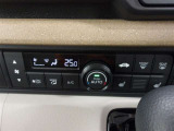 オートエアコンです。車内を設定温度に保ち、快適空間をキープします。