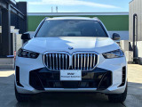 【BMWの伝統】BMWの特徴的な&ldquo;キドニーグリル&rdquo;は、80年以上続く伝統の形でございます。変わらないこだわりのデザインが、プレミアムブランド&ldquo;BMW&rdquo;を創り出します。