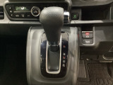 CVT車のセレクトレバーです。低速から高速まで、変速ショックのないスムーズな走りを実現するとともに、エンジン効率のよい領域を維持することで燃費にも貢献します。