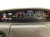 スピードメーターとタコメーターを大きく配した見やすいメーター部になっています。左側のインフォメーション画面でオドメーターや燃費などの情報を確認できます。