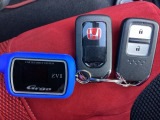 ☆スマートキー☆ドアの開錠・施錠はもちろんですが、エンジンをかけるときも鍵を取り出さなくて大丈夫ですよ♪両手に荷物をお持ちの時でも、大変便利で使い易い装備です☆