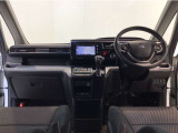 【前方視界】開放的な前方視界!運転がしやすく疲れにくいです♪窓が大きく、見通しがとっても良いおクルマですよ♪