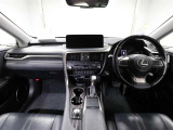 上質で落ち着いた印象のインパネ。視界も広々で運転しやすいです。