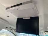 天井に後席用モニターが付いています。