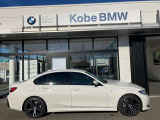 【BMWの伝統-3】BMWのお車は、&ldquo;駆け抜ける歓び&rdquo;を体現しております。走行の安定性とコーナリングの良さを追求し、思い通りにハンドルの操作可能です。