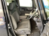 【ベンチシート】運転席と助手席の移動もスムーズ!狭い駐車場での乗り降りや、お子様の乗り降りにも便利です。座席の間にコンソールボックスやドリンクホルダーがないため、車内空間が広く感じます。