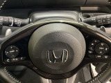 ハンドルにHondaセンシング系のクルーズコントロールやレーンキープアシストなどのスイッチと、オーディオの操作スイッチが装備されています。ハンドルから手を離さず安全に操作できます。