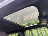 【ガラスルーフ】ガラスルーフ搭載で車内の解放感が一気にアップ!開放的なドライブをお楽しみいただけます。