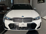 【BMWの伝統-1】BMWの特徴的な&ldquo;キドニーグリル&rdquo;は、80年以上続く伝統の形でございます。変わらないこだわりのデザインが、プレミアムブランド&ldquo;BMW&rdquo;を創り出します。