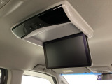 天井にリア席モニターが付いています。ナビゲーションで再生しているDVD等の映像を、後部座席の方にご覧いただくことができます。お子様にも大人気です。