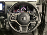 ハンドルにHondaセンシング系のクルーズコントロールやレーンキープアシストなどのスイッチと、オーディオの操作スイッチが装備されています。ハンドルから手を離さず安全に操作できます。