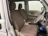 【フロントシート】さまざまな体格の方が快適に運転ができるよう配慮したシートになっております。