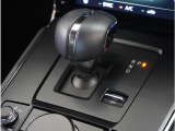 【シフトレバー】シフトもとても操作しやすいデザインになっております。運転する人の事を第一に考えた操作性の高い仕様です。