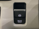 セレクトレバーの右に電子制御パーキングブレーキがあります。スイッチひとつで、停車した地点の傾斜などをシステムが検知・判断してブレーキ力を自動的に最適制御し、しっかり停車できるパーキングシステムです。