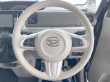 インテリアに合わせたデザインのステアリングは、運転される方のことも考え、運転しやすい形状、大きさです。是非一度、実際に触ってお確かめください。