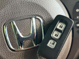 【Hondaスマートキー】カバンやポケットに入れたままでもドアの施錠・解錠が可能なスマートキーを装備。エンジンのオン・オフ時もカギを取り出す必要が無いからとっても便利です♪