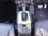 運転席周辺のスマートなレイアウトが、操作のしやすさを実現。快適なドライブをサポートします。手元で操作ができる、電子制御パーキングブレーキ。