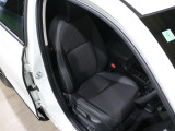 程よい硬さとホールド性が高いシートで長時間運転も快適です。