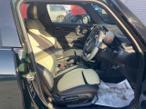 サポートのきいたスポーツシートですので、長時間の運転でも快適にお過ごしいただけます。