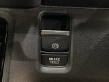 セレクトレバーの右に電子制御パーキングブレーキがあります。スイッチひとつで、停車した地点の傾斜などをシステムが検知・判断してブレーキ力を自動的に最適制御し、しっかり停車できるパーキングシステムです。
