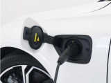 専用コードを接続するだけで簡単に充電が行えます。プラグインハイブリッドモデルRecharge T6 AWD PHEVは、走行中の充電のほか、自宅などに設置された充電機器からの充電が可能です。