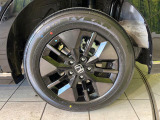 【純正アルミホイール】外観にマッチした純正アルミホイールを装着しております。各種社外アルミホイールや、スタッドレスタイヤも取扱いしております。是非ご相談ください♪