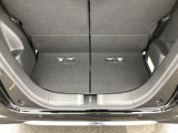 ちょっとした荷物やお買い物には充分な広さの荷室です。