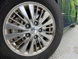 【純正15インチアルミホイール】外観にマッチした純正アルミホイールを装着しております。各種社外アルミホイールや、スタッドレスタイヤも取扱いしております。是非ご相談ください♪