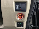 左側電動スライドドアは運転席から操作ができるよう、操作スイッチが付いています。Hondaセンシング用のVSA解除とレーンキープアシストシステムなどのメインスイッチも装備しています。
