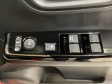 ハンドルの右側に電動格納付きパワーミラーの操作スイッチがついています。左右のサイドミラーの角度調節も微調整ができて便利です。パワーウインドウは運転席でドア4枚とも上下の操作ができるようになっています。