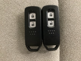 スマートキーを装備しています。鍵を差し込むことなくドアロックの開け閉めと、スタートボタン操作でのエンジンスタートができます。スペアキーも同じものを用意しております。