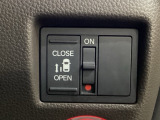 左側電動スライドドアは運転席からでも操作ができるように、ハンドル付近に開閉の操作スイッチが付いています。